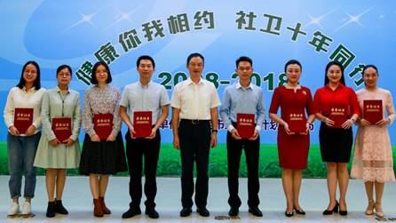8.段主任颁奖.jpg