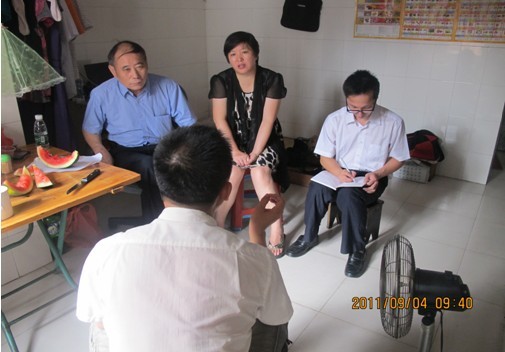 我中心前中心主任王水能同志与工作人员一同入户探访