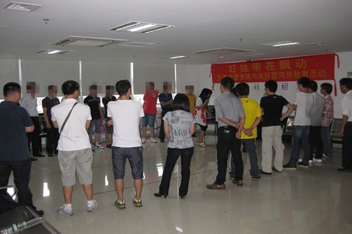 社工罗美丽正组织感染者开展小组活动