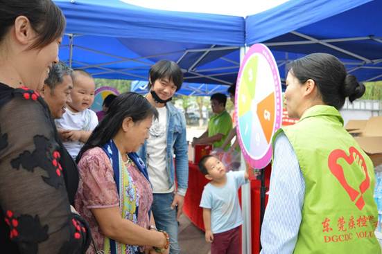 说明: 图1 志愿者与居民进行有奖问答互动