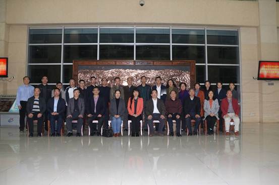 说明: 参会代表合影留念 说明: 参会代表合影留念