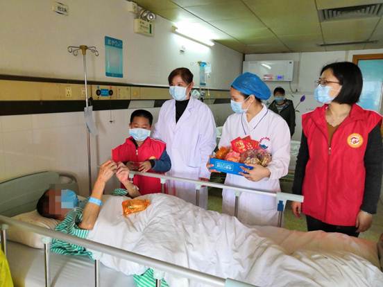 说明: 工作人员慰问病患_副本