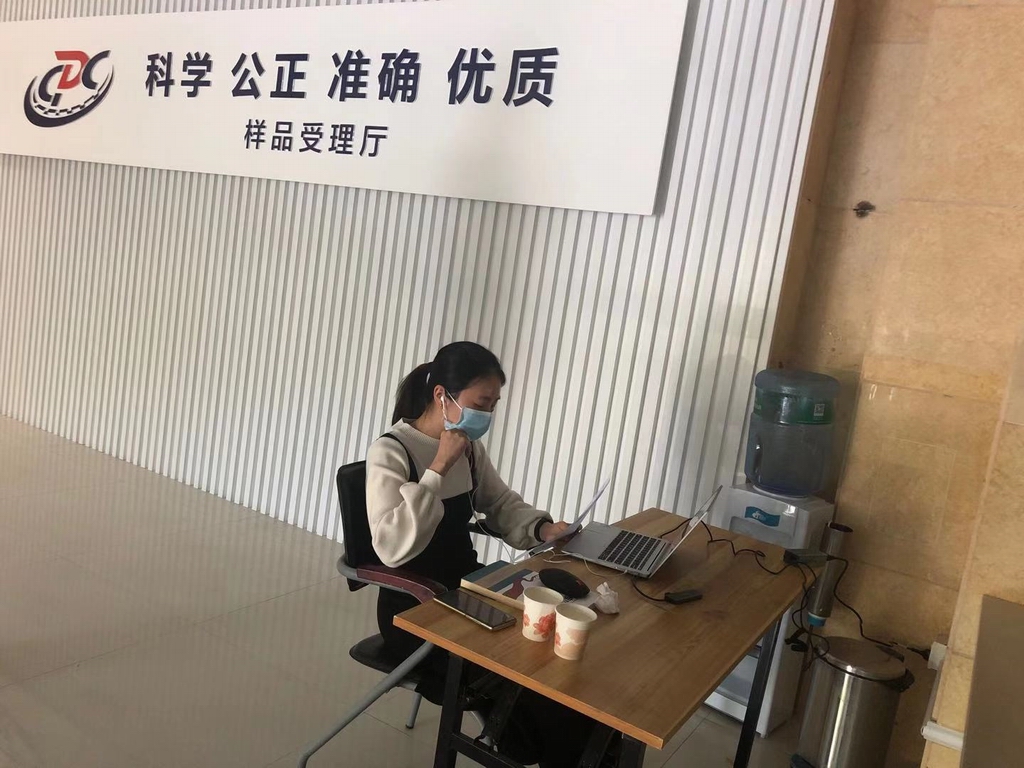 图1  医生回答病患问题.jpg