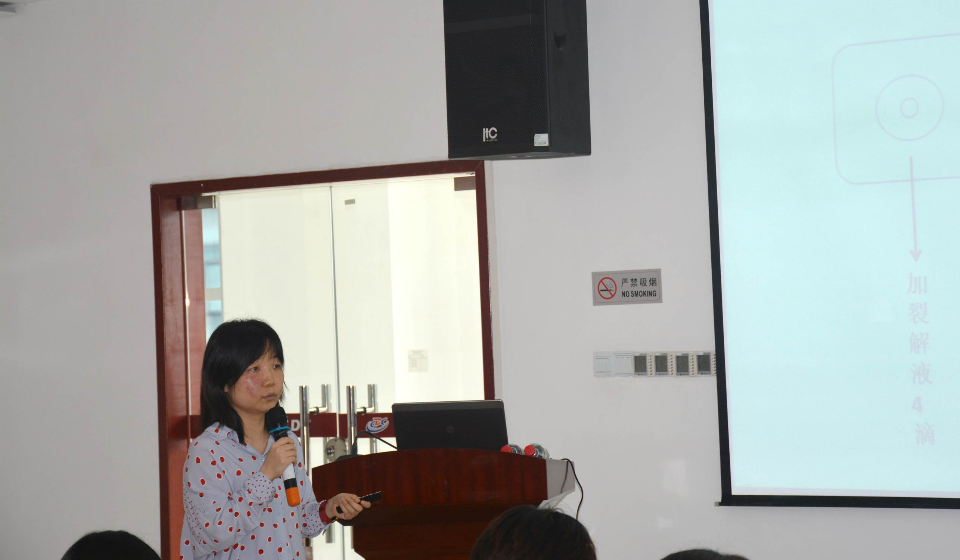 图3 市疾控中心微检所杨丽主管技师在培训班上授课.jpg