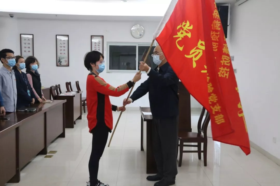 检验党支部书记袁达康给检验党支部党员先锋队授旗.webp.jpg