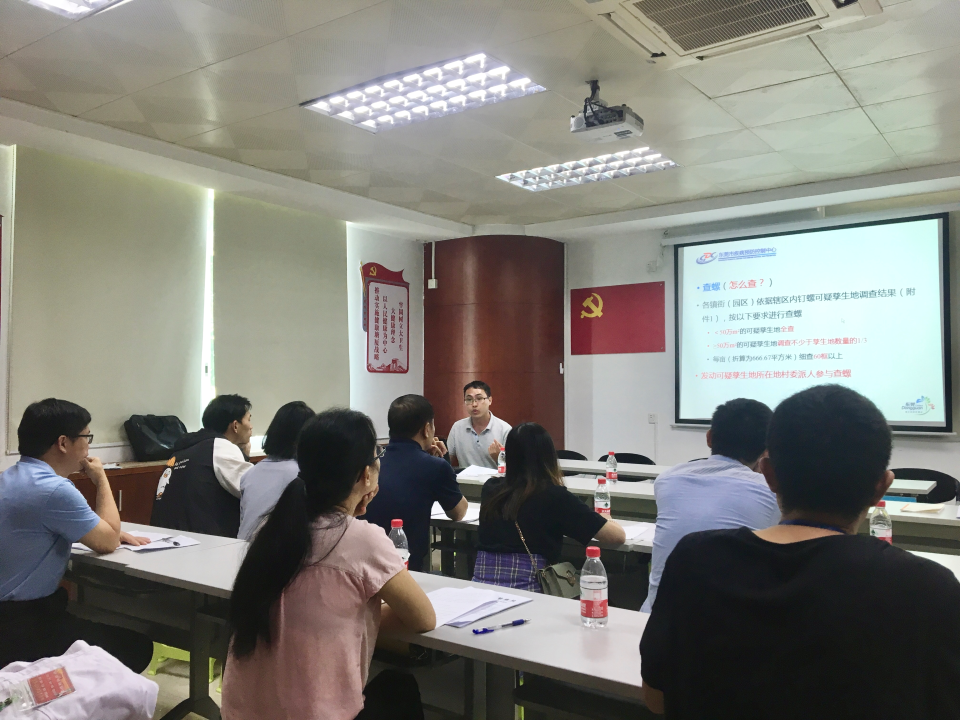 图2 市疾控中心肖扬在塘厦镇开展秋季查螺培训.jpg