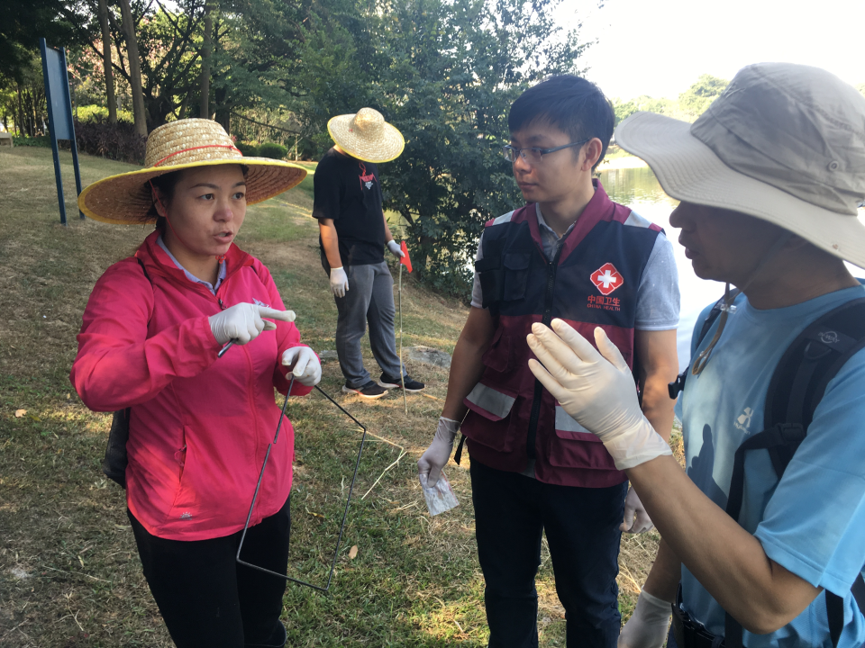 图4 省疾控中心专家现场指导我市秋季查螺工作.JPG