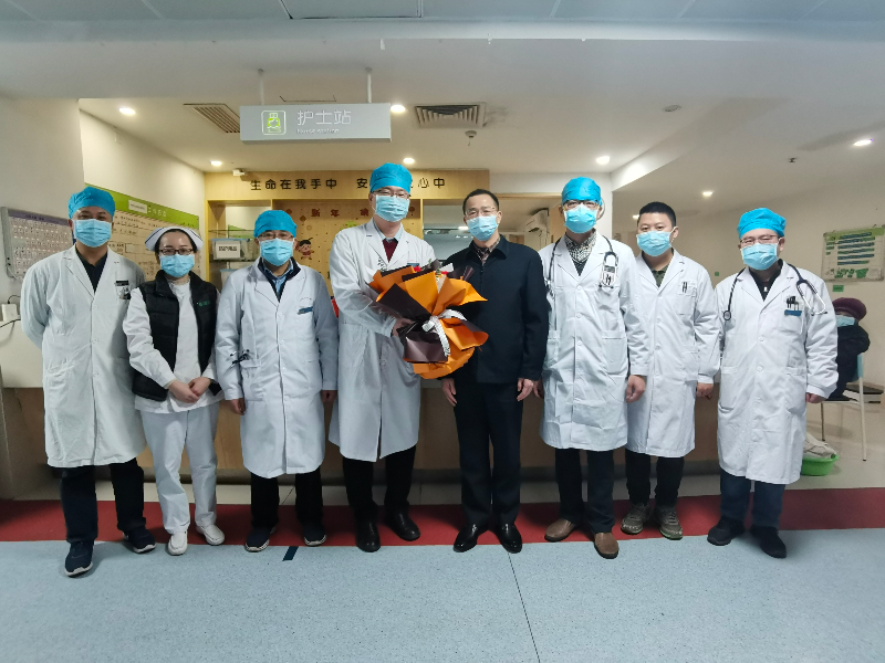 13.毛东波慰问市东南部中心医院.jpg