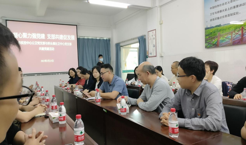 图一 公卫支部书记赵建军同志传达2023年“两会”精神.png