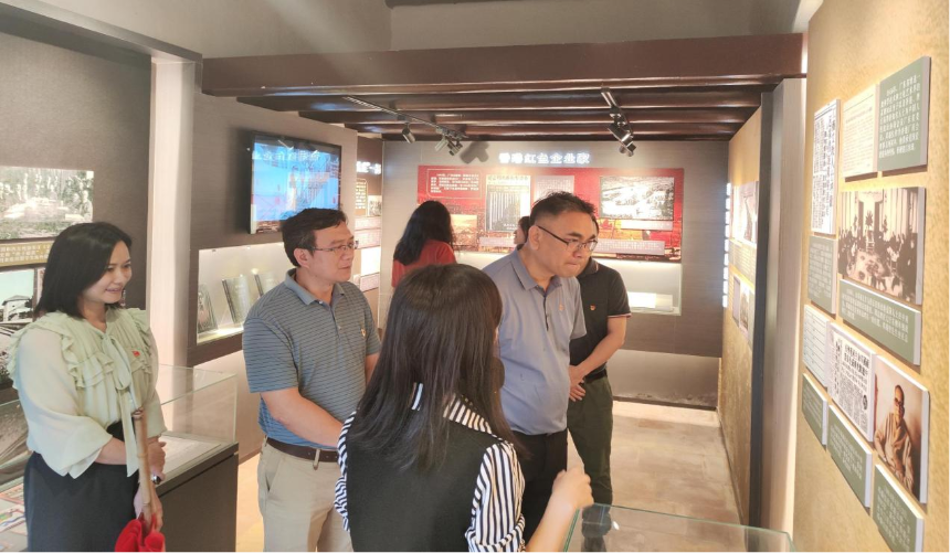 图三 参观东莞籍华南教育历史名人陈列馆.png