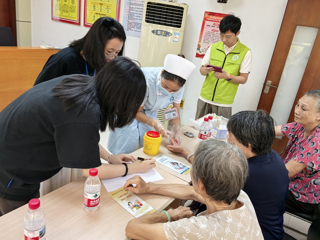 图2  为到场群众免费开展血糖检测.jpg