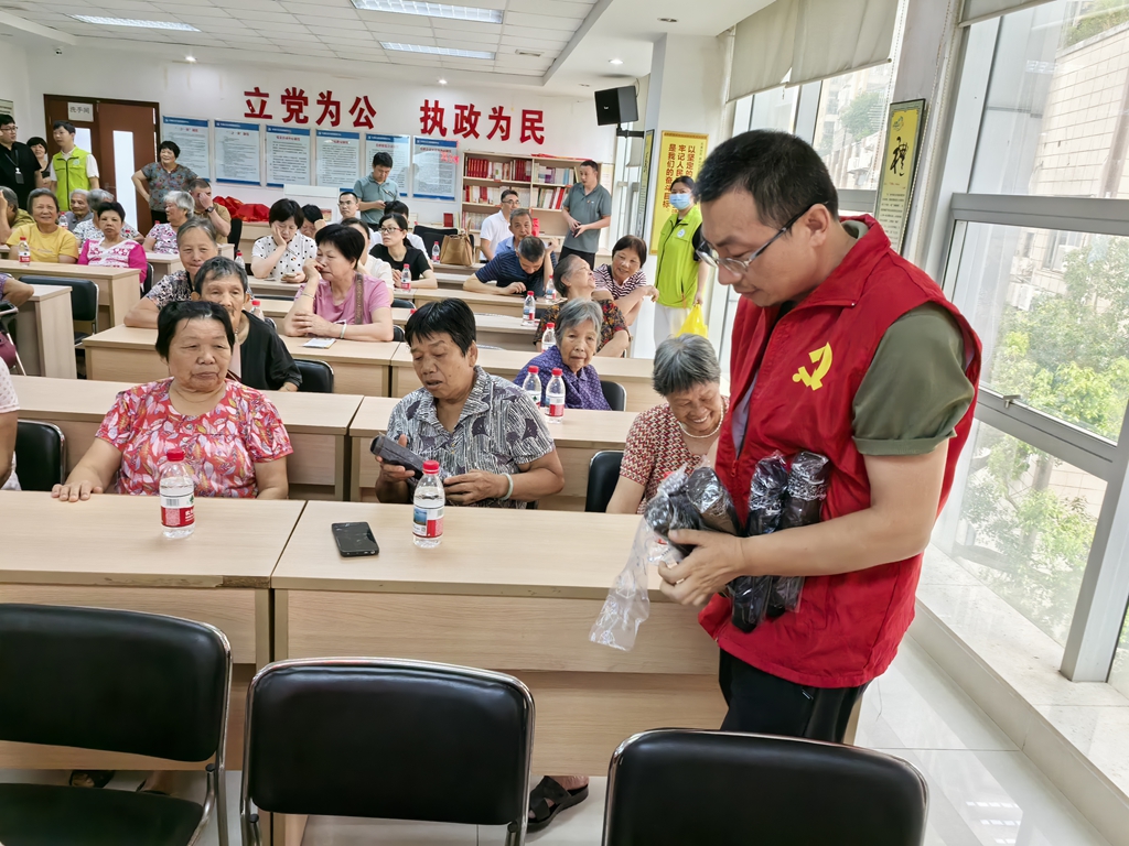 图3  为参加活动群众派发健教宣传品.jpg