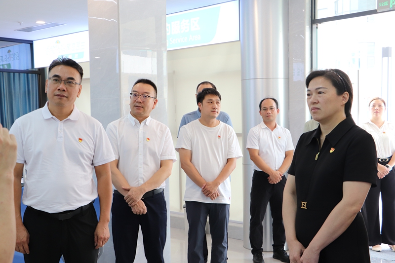 图3 参观石排镇社区卫生服务中心.JPG