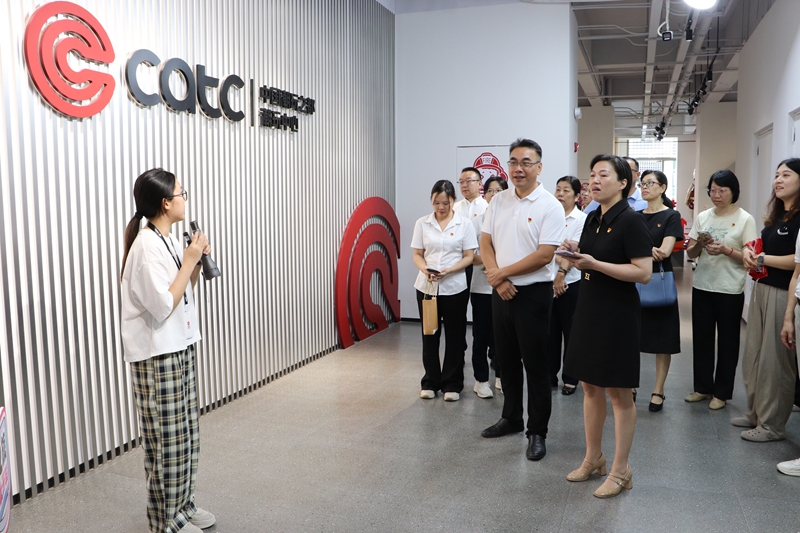 图4 参观潮玩基地.JPG