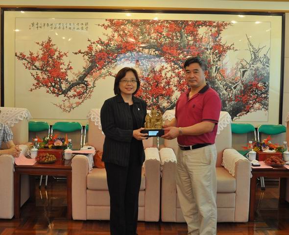 东莞市石龙博爱医院党总支书记,名誉院长刘绍基(右一)与澳门镜湖护理