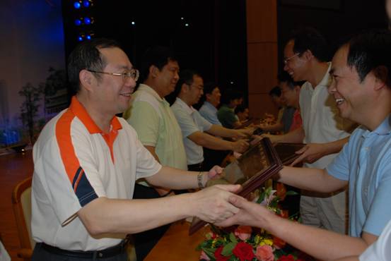 68管敏政局长向获奖单位颁奖6868686868市人民政府吴道闻