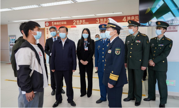 省委常委省军区少将政治委员王守信率省军区工作组